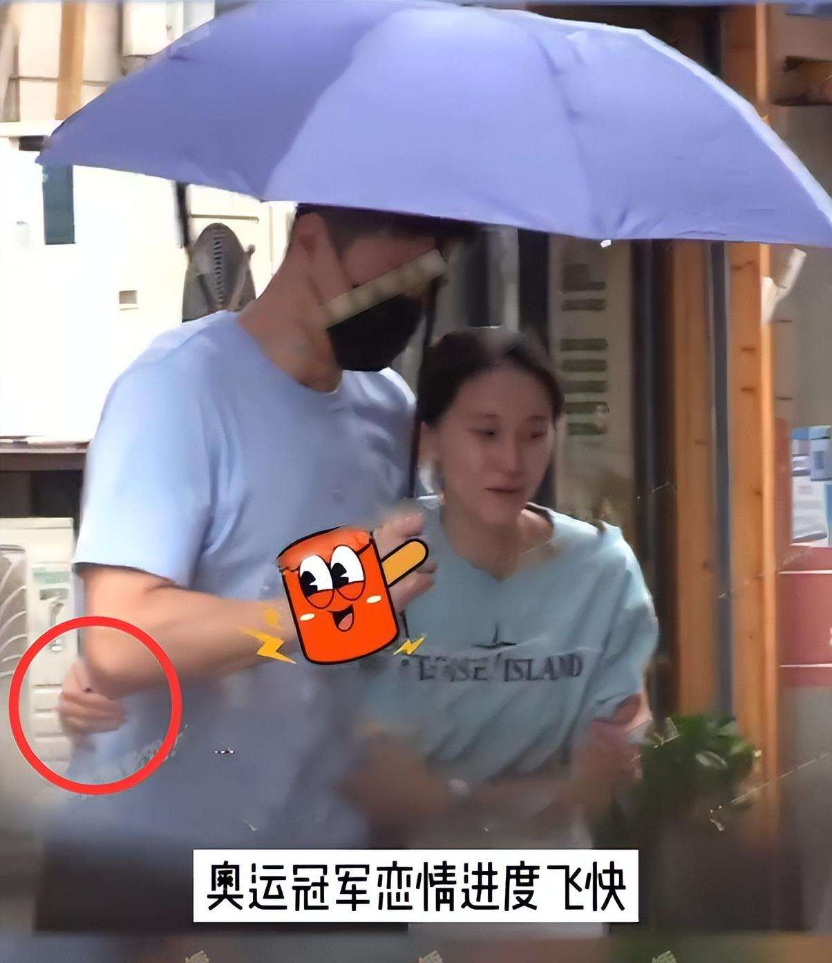 孙杨现身张豆豆老家，两人当街搂抱牵手好甜，女方无名指戒指抢镜