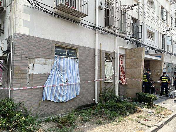 实探上海一小区发生爆炸：邻居天井墙崩掉，5人送医无生命危险